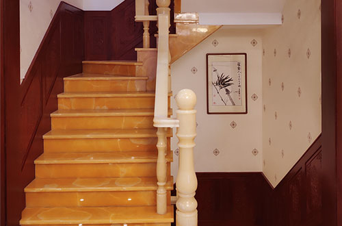 琅琊中式别墅室内汉白玉石楼梯的定制安装装饰效果