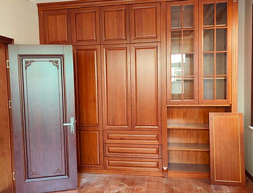 琅琊中式家庭装修里定制的实木衣柜效果图
